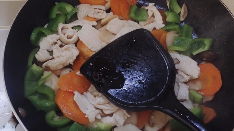 杏鲍菇炒肉片,加入少许耗油