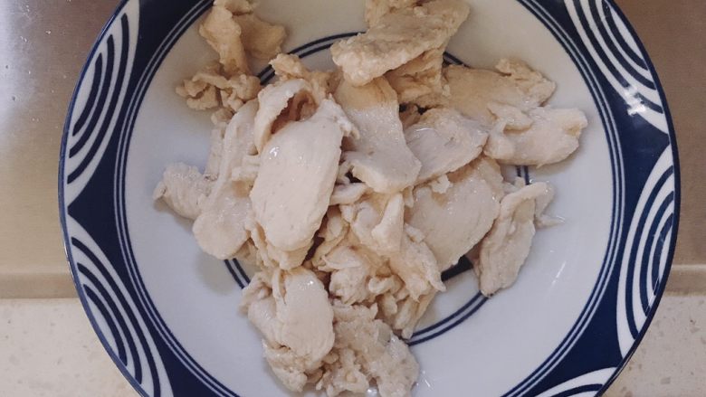 杏鲍菇炒肉片,然后把肉片先盛起来。