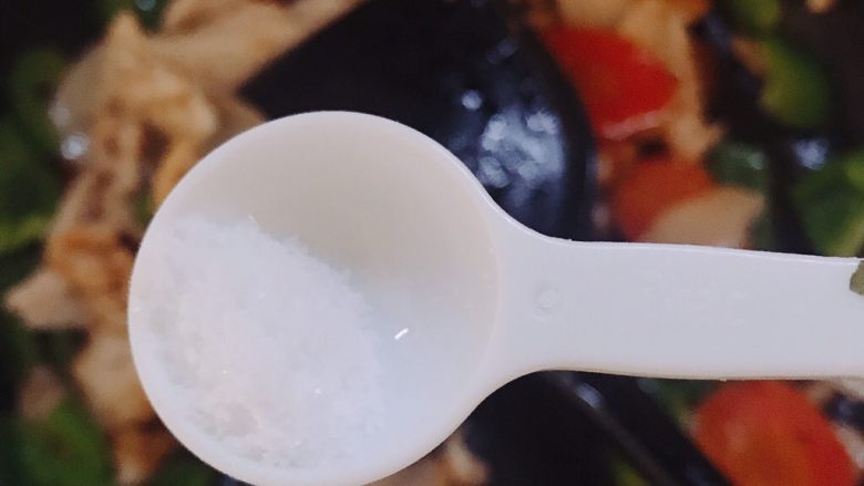 杏鲍菇炒肉片,少许盐