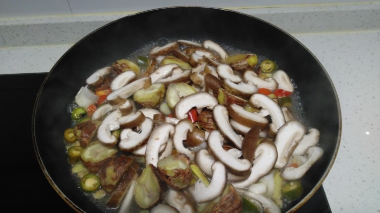 香菇板栗,放入香菇片,加入少许清水