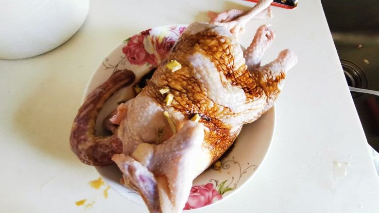 香飘满屋电饭锅鸡(简单版),加入所有调味料,给鸡按摩1分钟,记得鸡肚里调味料一定要放够多,打包进冰箱保鲜层里腌几个小时。