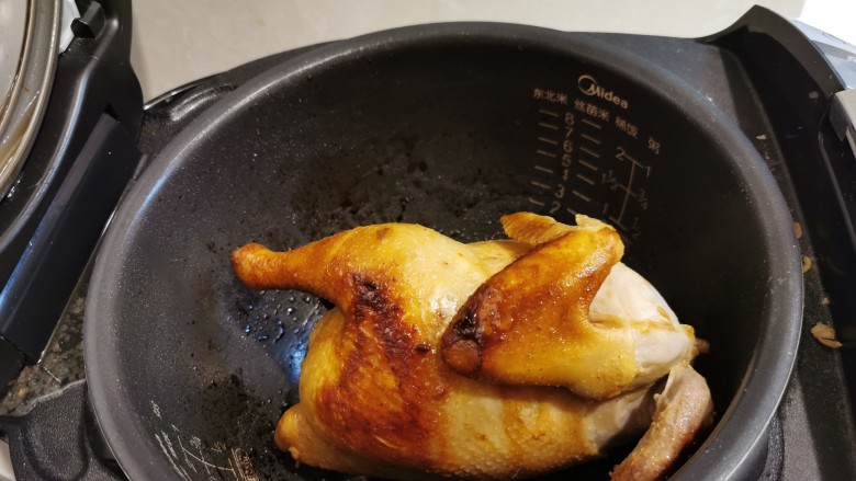 香飘满屋电饭锅鸡(简单版),整个过程,饭锅里不断飘出阵阵沙姜鸡香,煮饭时间结束,打开盖,鸡已熟透,香飘满屋,令人充满食欲!