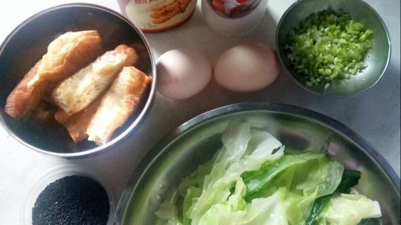 风味杂粮煎饼果子,准备食材和调味酱。