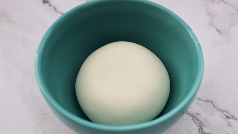 黄瓜青口肉鸡蛋饺子,加入清水慢慢和成面团,盖上保鲜膜静置半个小时。