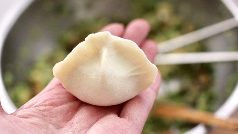 黄瓜青口肉鸡蛋饺子,包成自己喜欢的样子即可。