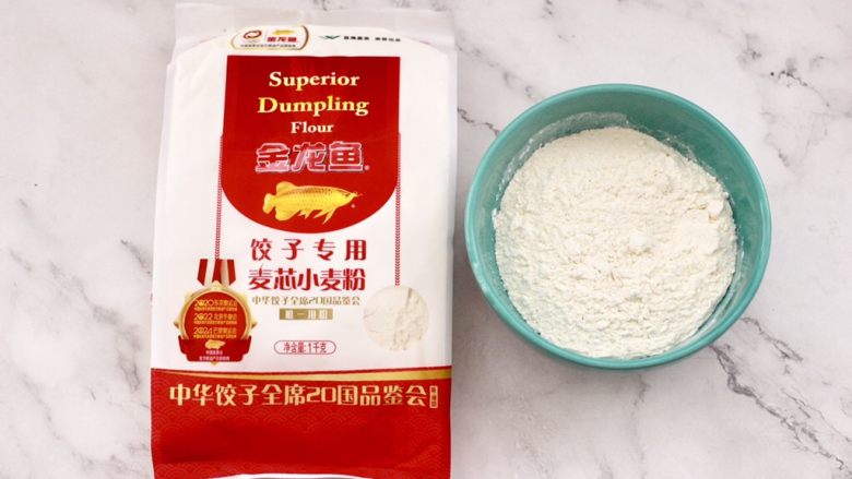 黄瓜青口肉鸡蛋饺子,把金龙鱼饺子专用麦芯小麦粉称重后,放入一个大一点的容器里。