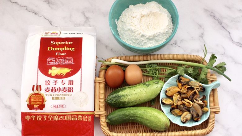 黄瓜青口肉鸡蛋饺子,首先备齐所有的食材,青口肉我是提前煮熟后,把肉扒出来的。