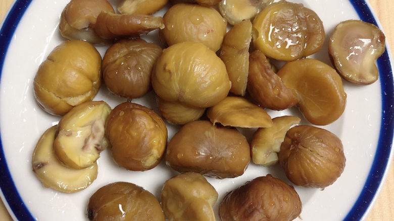 香菇板栗,将熟板栗扒去皮,洗干净待用。