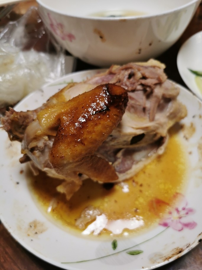 香飘满屋电饭锅鸡（简单版）,放凉后，带上一次性手套，来个手撕鸡，我家俩吃货转眼剩一个鸡翅了，真的好好吃😋😋😋