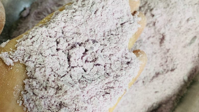 紫薯红枣糕🍰,双手对搓,让紫薯与粘米粉充分融合。