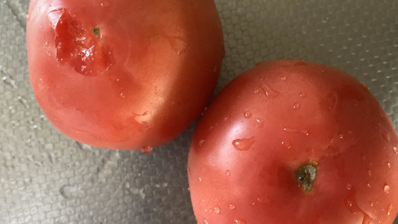 西红柿牛腩🍅,洗两个<a style='color:red;display:inline-block;' href='/shicai/ 3551'>西红柿</a>🍅 (扣标签把它扣破相了哈哈哈!)