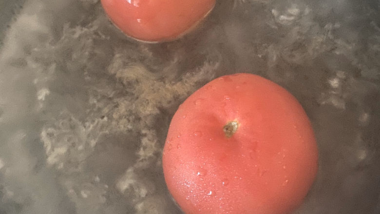 西红柿牛腩🍅,西红柿开水烫秃噜皮儿!然后给它把衣服撕下来!
