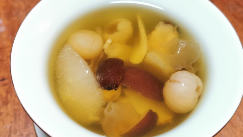 补气养血滋润雪梨茶,养生壶有保温功能,可以慢慢饮。