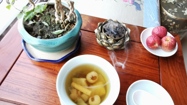 补气养血滋润雪梨茶,🍪现在我们已经步入冬季,由于天气变得寒冷干燥,空气中湿度较低,因此我们体内的水分营养流失较快。及时补充水分营养,对身体很有好处。