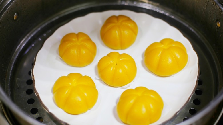 南瓜小橘灯,上锅大火蒸20分钟,取出后在顶部插入橘叶即可。