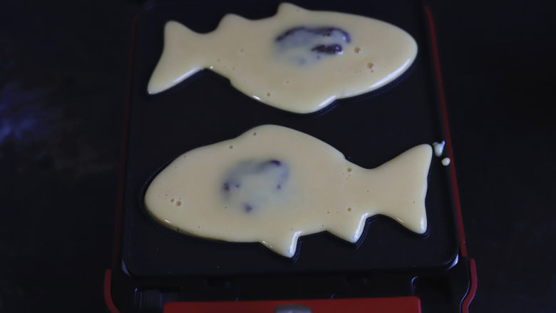鲷鱼烧,然后再浇上一部分面糊,这些面糊要盖住红豆馅浇下去,刚好流满模具就可以了。