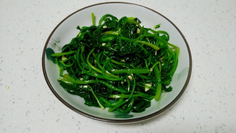 皮菜拌双色手擀面,捞出,加入盐、<a style='color:red;display:inline-block;' href='/shicai/ 756'>鸡精</a>、蒜末搅拌均匀