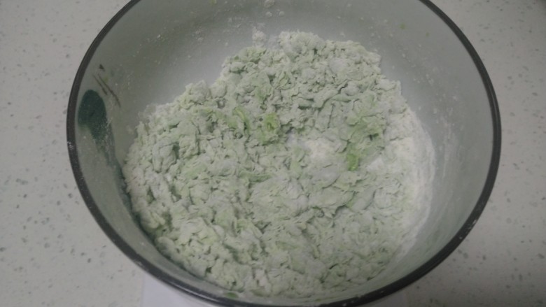 皮菜拌双色手擀面,面粉中放入适量皮菜汁,搅拌均匀