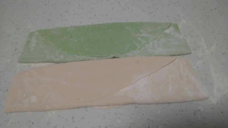 皮菜拌双色手擀面,分别擀成薄片,折叠起来