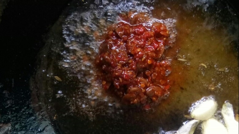 板栗啤酒鸭翅 #立冬美食#,加<a style='color:red;display:inline-block;' href='/shicai/ 46964'>郫县豆瓣酱</a>小火炒香。