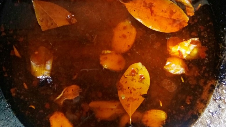 板栗啤酒鸭翅 #立冬美食#,加入高汤煮十分钟左右。