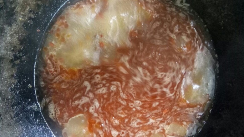 板栗啤酒鸭翅 #立冬美食#,沥去葱姜蒜和香料。