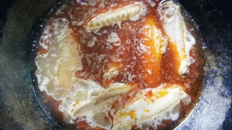 板栗啤酒鸭翅 #立冬美食#,放入鸭翅大火烧制。