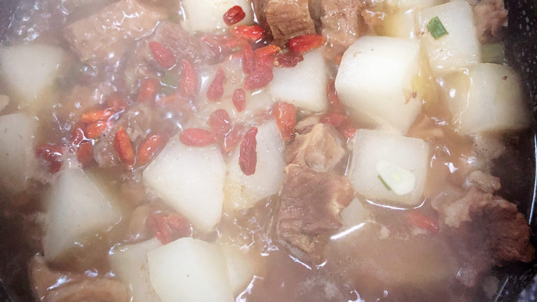 萝卜牛腩煲,炖煮10分钟,加入少量<a style='color:red;display:inline-block;' href='/shicai/ 142822'>枸杞子</a>。