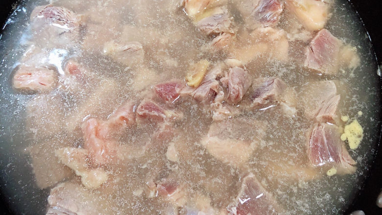 萝卜牛腩煲,锅中烧开水,倒入牛腩煮开锅后,待牛腩煮出沫子,关火。