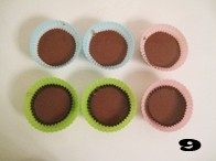 【红啤梨巧克力蛋糕】,面糊装入纸杯,1/2满放入红啤梨丁,再倒入适量面糊,七八成满即可。