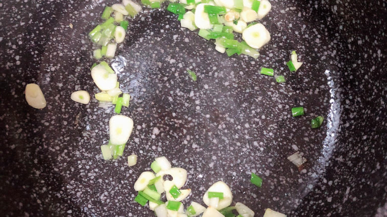 番茄牛腩面,选择一口砂锅,开火加热,倒入少许油,放入葱蒜煸香。