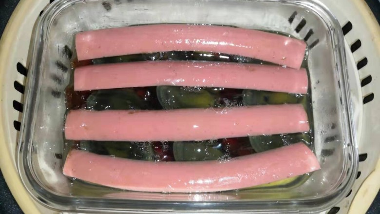 松花蛋火腿鸡蛋蒸糕(抖音同款),先浇蛋清,上锅蒸15分钟