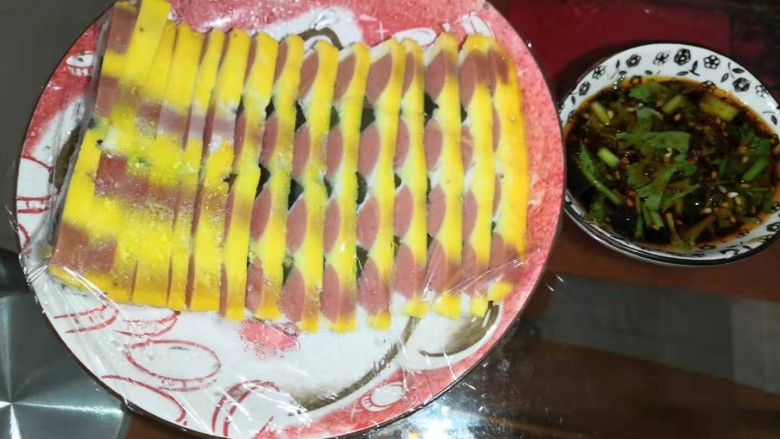 松花蛋火腿鸡蛋蒸糕(抖音同款),最后,准备个蘸料就可以开吃了,蘸料配方在小贴士里。