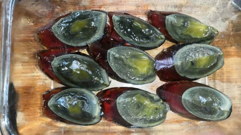 松花蛋火腿鸡蛋蒸糕(抖音同款),3个皮蛋各切四瓣,(多余吃掉)如图放进玻璃容器,切记容器边上要刷油,以防粘连,后面不好脱模