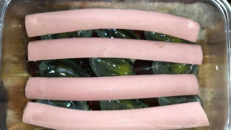 松花蛋火腿鸡蛋蒸糕(抖音同款),火腿肠一切四,放好
