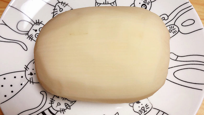 红枣莲藕汤,准备好<a style='color:red;display:inline-block;' href='/shicai/ 30'>莲藕</a>,削掉外皮。