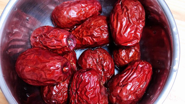 红枣莲藕汤,准备好10个<a style='color:red;display:inline-block;' href='/shicai/ 2470'>红枣</a>,洗干净。