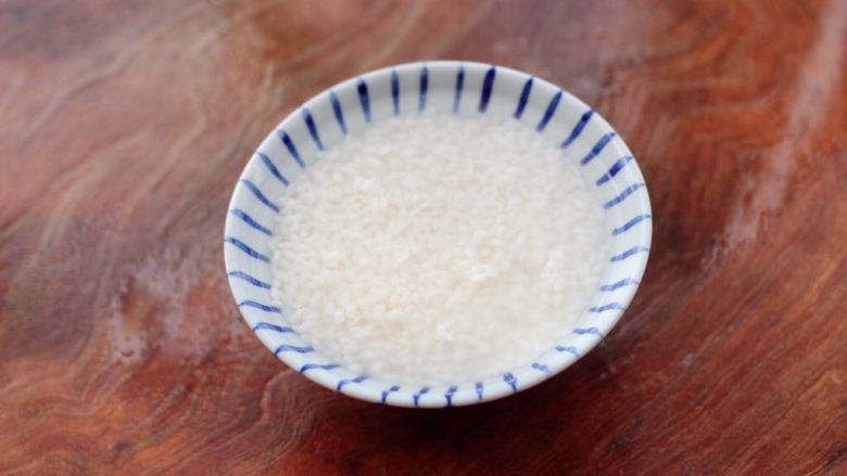 紫薯山药糯米粥,<a style='color:red;display:inline-block;' href='/shicai/ 498'>糯米</a>洗净后,浸泡半个小时。