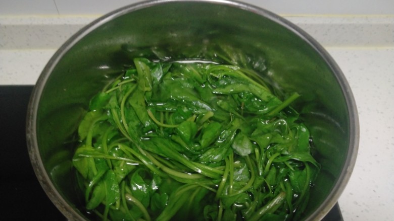 皮菜盒子,皮菜摘洗干净,焯水1分钟