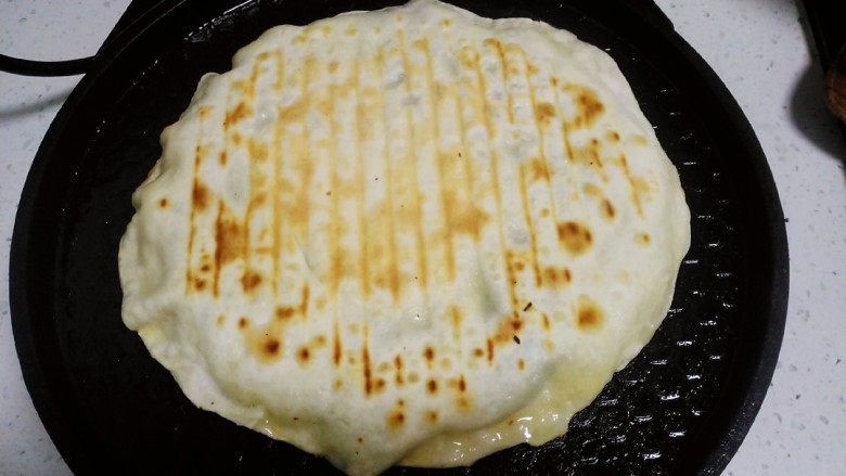 皮菜盒子,放入电饼铛中,煎至一面金黄
