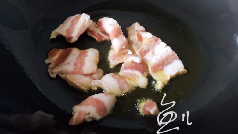 杏鲍菇炒肉片,油锅烧热,放入猪肉片翻炒