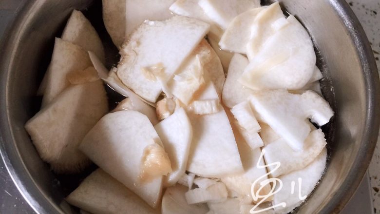 杏鲍菇炒肉片,锅中烧开水,放入杏鲍菇焯水1分钟