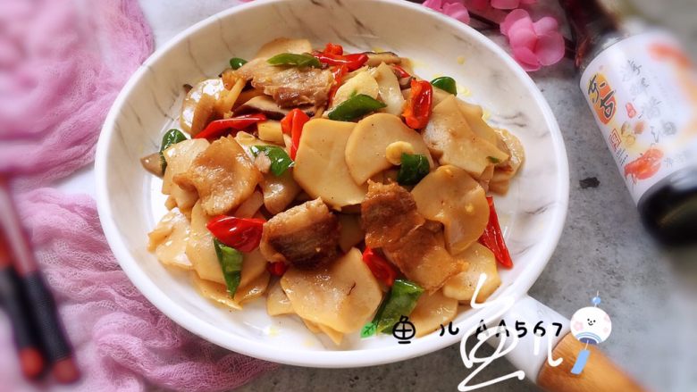 杏鲍菇炒肉片,装盘食用