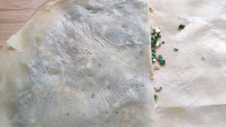 菜煎饼(韭菜鸡蛋馅),然后把下边的扇形折上来盖住馅料。这样底部的馅料不会漏出来。再把上面红色标记处折下来,这样上、下两边都不会漏馅。