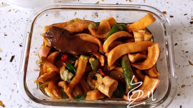 香辣萝卜干,当时食用或者装入塑料盒,冰箱保存,3-5天内食用完