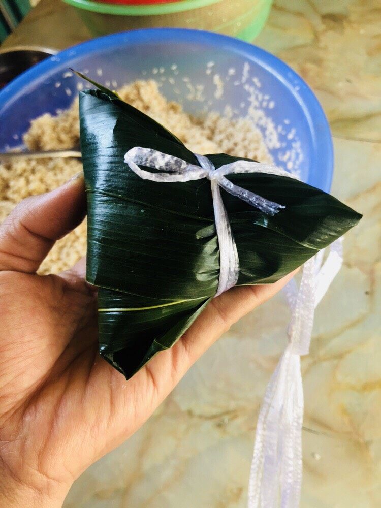 板栗猪肉鹌鹑蛋粽子,包好的样子。是南方的传统四角粽。