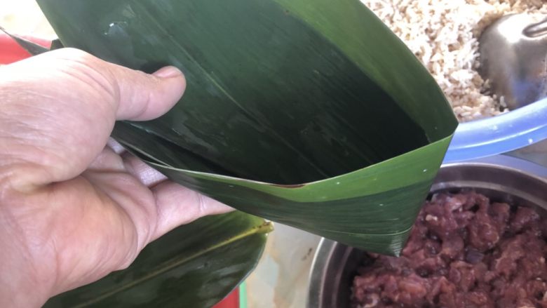 板栗猪肉鹌鹑蛋粽子,折成漏斗状。