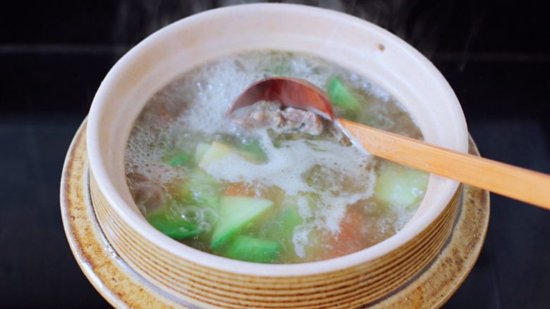 萝卜牛腩煲,继续中火煮沸后,小火再煮10分钟。