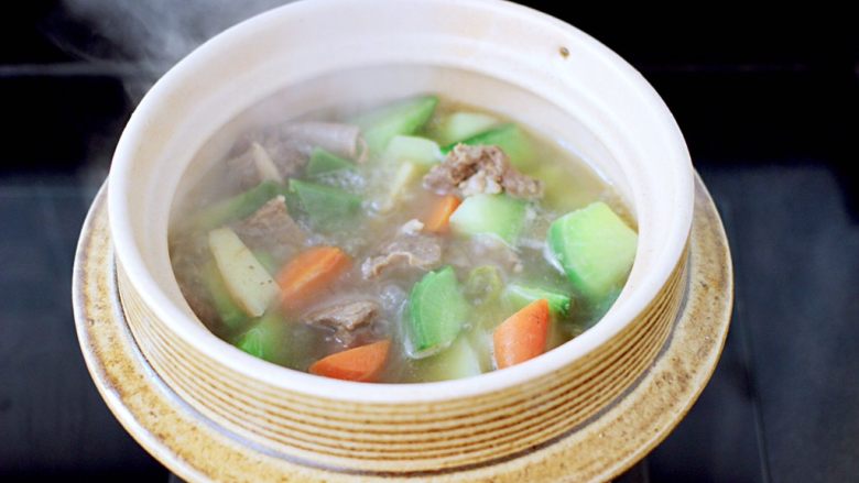 萝卜牛腩煲,大火煮沸即可关火,撒上香菜段即可。