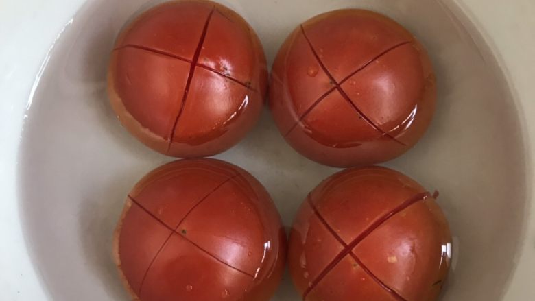 金针菇番茄肥牛锅,<a style='color:red;display:inline-block;' href='/shicai/ 59'>番茄</a>切十字,用热水浸泡10分钟。